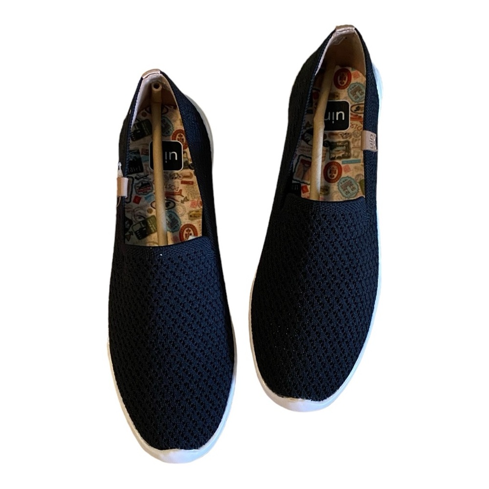 Brand New in Box, Black walking shoe